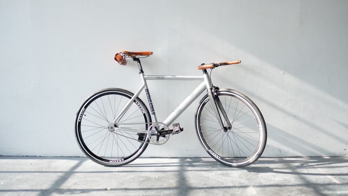 壁を背景にした都市的なデザインの自転車——街乗り・通勤を快適にする一台
