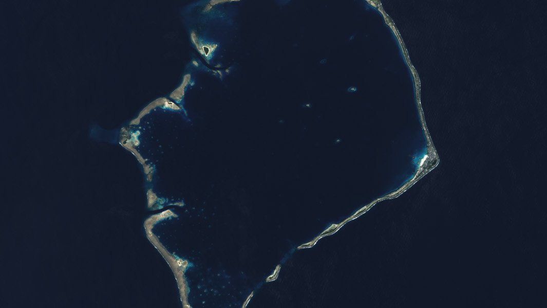 衛星から撮影したフナフティ環礁（ツバル）。薄い陸地が広大な海に浮かぶ