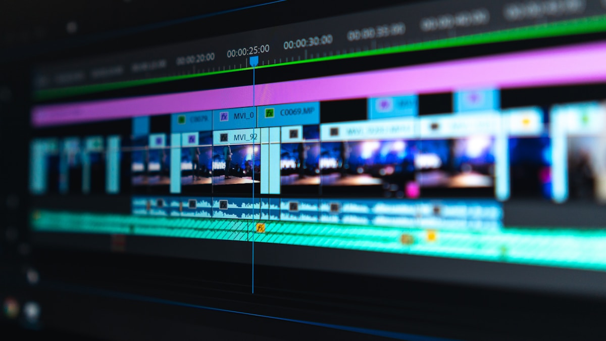動画編集ソフトのタイムラインに並ぶカラフルなクリップ——動画編集スキルが「教材制作」という新しい専門領域に活かされる