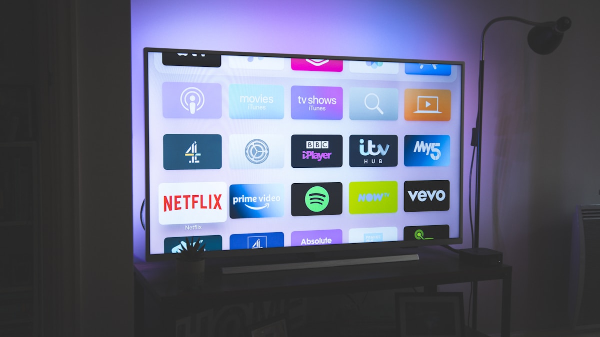 複数の動画配信アプリのアイコンが並ぶスマート TV の画面——VOD サービス全盛時代のイメージ